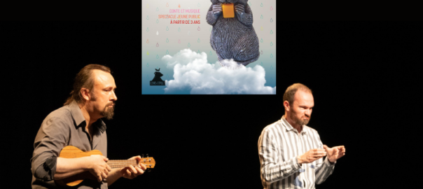 Le conteur tony Havart et le musicien Cédric Sourd, sur scène en train de jouer le spectacle Souris Story conte pour enfant