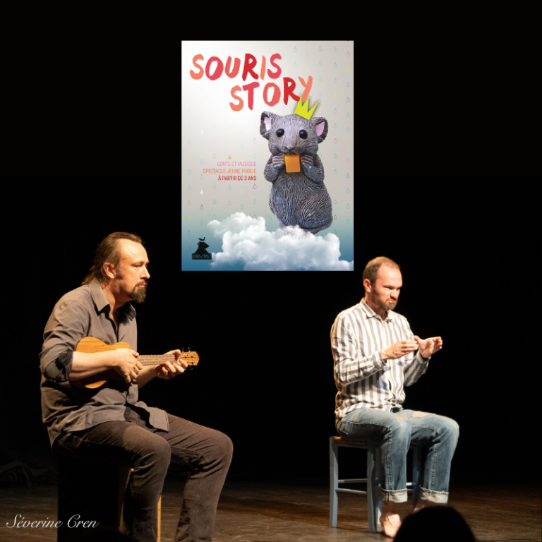 Le conteur tony Havart et le musicien Cédric Sourd, sur scène en train de jouer le spectacle Souris Story conte pour enfant