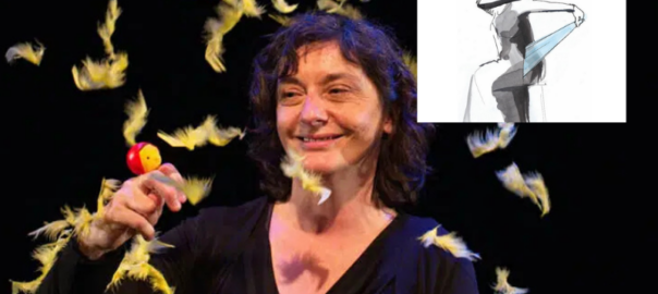 La conteuse odile burley en train de jouer son spectacle Petit Petit pour les enfants dès 2 ans, tout petit