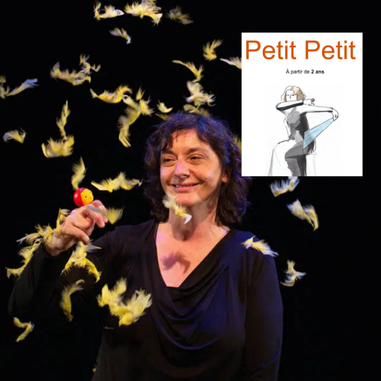 La conteuse odile burley en train de jouer son spectacle Petit Petit pour les enfants dès 2 ans, tout petit
