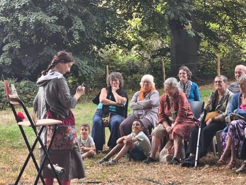 Claudine Vigreux, Conteuse écologique en nature partageant un récit avec le public.