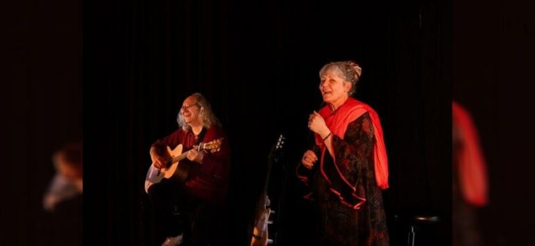 Nadine Demarey dans le spectacle de conte de Noël Parole de sapin