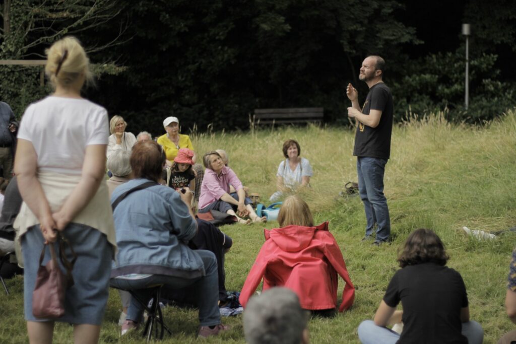 Tony Havart racontant un spectacle de conte devant le public.