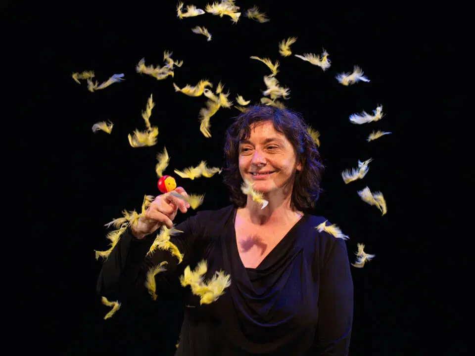 Odile Burley, Conteuse sur scène partageant un récit avec le public.