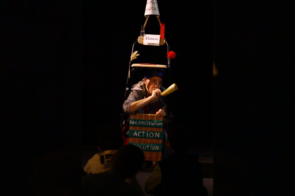 Photo du spectacle version interieur du spectacle Spectacle La Maladie des Nuages de Claudine Vigreux - Conte écologique théâtralisée à partir de 8 ans
