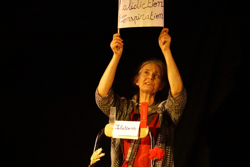Photo du spectacle version interieur du spectacle Spectacle La Maladie des Nuages de Claudine Vigreux - Conte écologique théâtralisée à partir de 8 ans