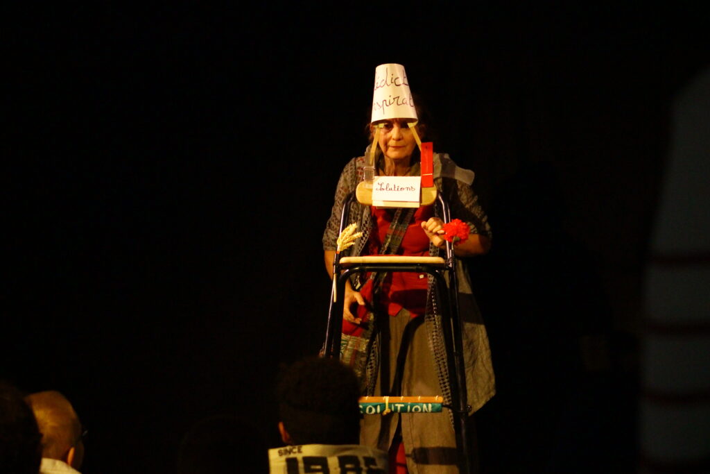 Photo du spectacle version interieur du spectacle Spectacle La Maladie des Nuages de Claudine Vigreux - Conte écologique théâtralisée à partir de 8 ans