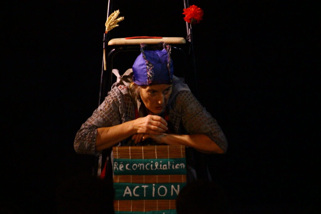 Photo du spectacle version interieur du spectacle Spectacle La Maladie des Nuages de Claudine Vigreux - Conte écologique théâtralisée à partir de 8 ans