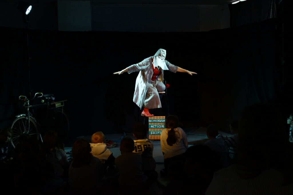 Photo du spectacle version interieur du spectacle Spectacle La Maladie des Nuages de Claudine Vigreux - Conte écologique théâtralisée à partir de 8 ans