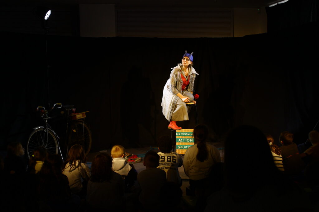 Photo du spectacle version interieur du spectacle Spectacle La Maladie des Nuages de Claudine Vigreux - Conte écologique théâtralisée à partir de 8 ans