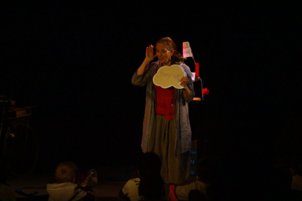 Photo du spectacle version interieur du spectacle Spectacle La Maladie des Nuages de Claudine Vigreux - Conte écologique théâtralisée à partir de 8 ans